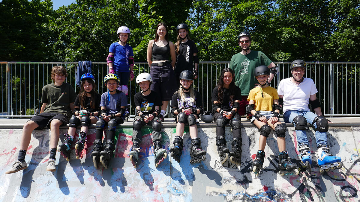 Alle Teilnehmer des 3. BADEN SKATE CROSS sitzen auf einer Rampe im Skaterpark Günther-Klotz-Anlage